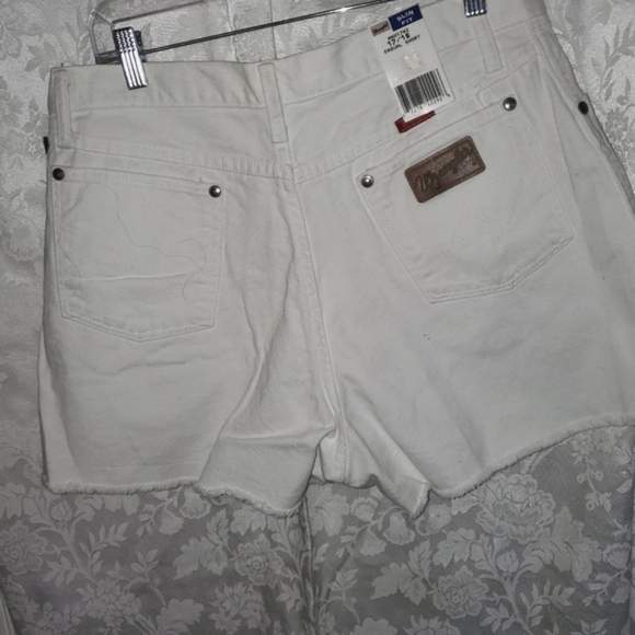 ๐ค Wrangler 'Western' White Shorts ๐ค - Picture 2 of 8